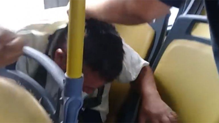 Bajaron a las piñas a un pervertido que se masturbaba en un colectivo