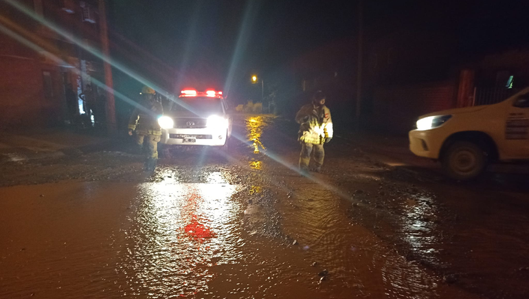 Fuerte temporal de lluvia en Añelo: calles inundadas y varias familias asistidas