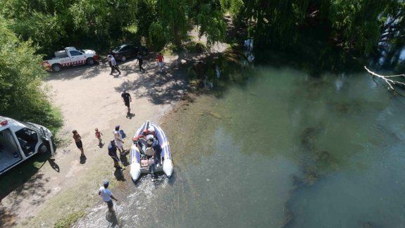 Buzos de Bomberos, Protección Civil y Prefectura lo buscaron por 24 horas hasta que lo hallaron en Costa Norte.