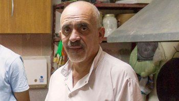 Nelson Molina es un vecino conocido en la comunidad. Hace unos años tuvo una panadería, pero lo suyo ha sido siempre el mundo de la radio. Ahora precisa de la ayuda de quien pueda y quiera colaborar para operarse y salvar su visión.