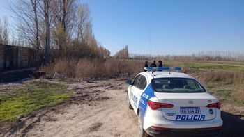 La Policía busca a Cristian Molina y realiza intensos rastrillajes en la zona rural al norte de la ciudad, donde cámaras de seguridad lo captan por última vez. La Policía busca a Cristian Molina y realiza intensos rastrillajes en la zona rural al norte de la ciudad, donde cámaras de seguridad lo captan por última vez.