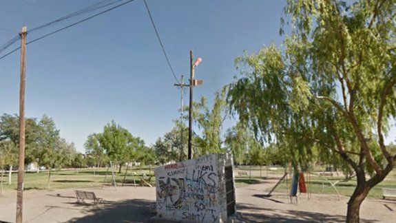 Los jóvenes fueron sorprendidos en la plaza de Guido y Río Limay.