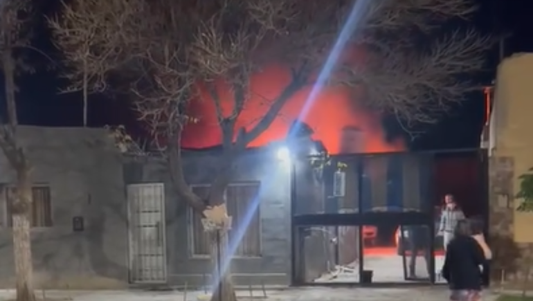 Un incendio consumió parte de una casa en el barrio Don Bosco de Cipolletti.