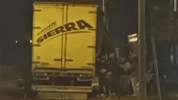 robos organizados: 20 personas vaciaron el camion de un super robos organizados: 20 personas vaciaron el camion de un super