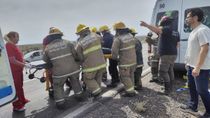 Uno de los accidentados es subido en ambulancia. Drama en la ruta 151.