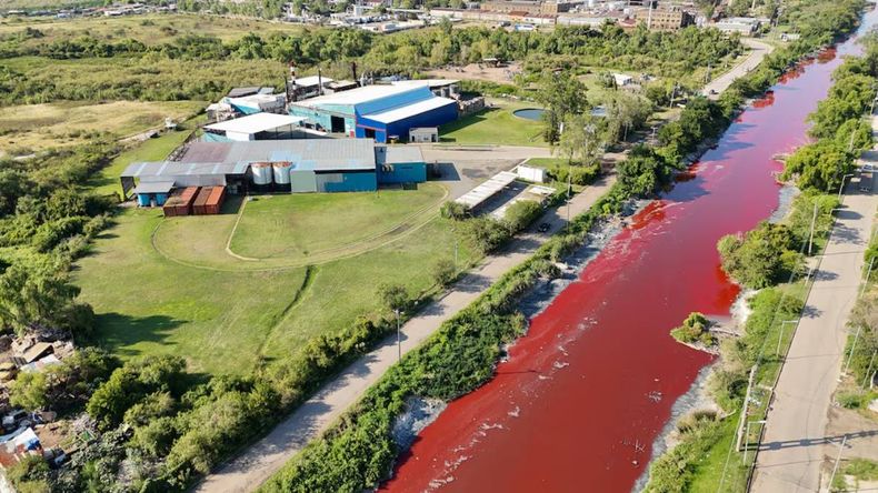 Un arroyo se tiñó de rojo y los vecinos denuncian derrames tóxicos