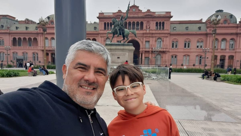Rogger Morales y su hijo Gael estuvieron en la plaza de Mayo y otros lugares con mucha historia.