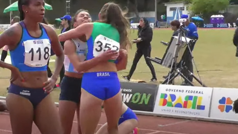 Martina Escudero abraza a Flavia María de Lima