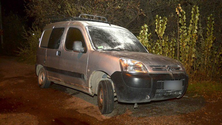 Encontraron un utilitario abandonado: era robado y hab&iacute;an intentado prenderlo fuego