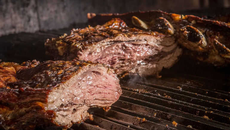 Denunció a sus vecinos porque comían asado todos los días