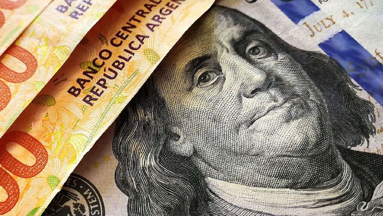 El gobierno achica la cantidad de pesos en la economía