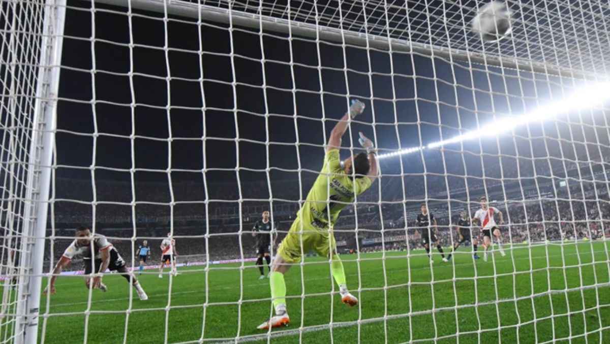 El cabezazo de Rondón que le dio el triunfo a River, amargó a los tucumanos y despertó la ironía de Borja hacia el arquero rival. Foto: @RiverPlate