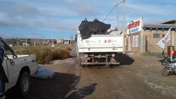 El Municipio repartió la leña del Plan Calor en Balsa Las Perlas.