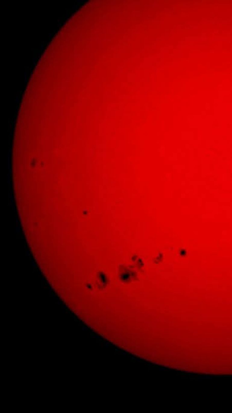 Las fotos tomadas por el astrónomo aficionado Denis Martínez dan cuenta del surgimiento de un cinturón de manchas solares, algunas de ellas bastante grandes. Anticipan la alternativa de erupciones y tormentas solares de una magnitud que puede ser muy significativa.