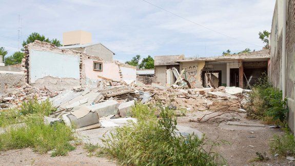 Bronca por una casa demolida que funciona como aguantadero
