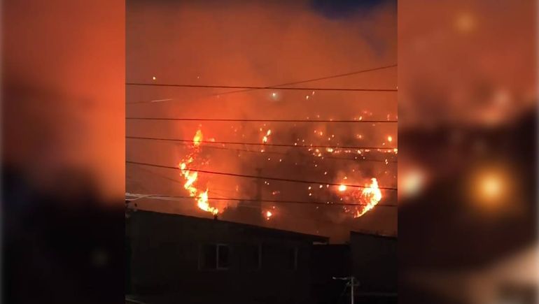Incendio en Bariloche: se prende fuego la barda del Ñireco y varias viviendas están en riesgo