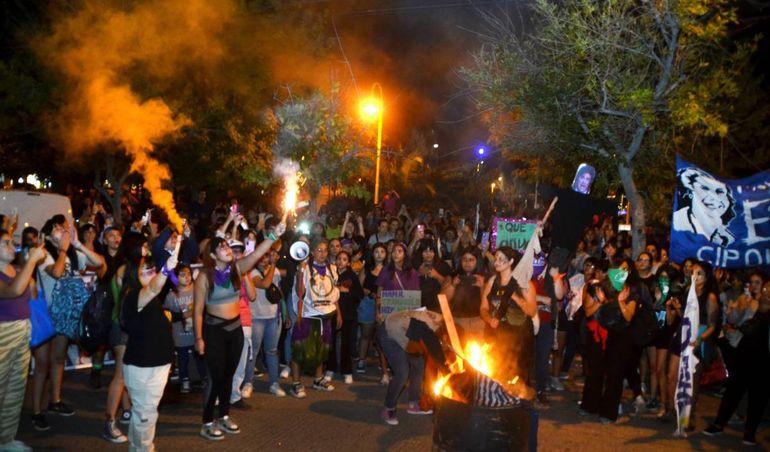 Hubo quemas en protesta contra los personajes detestables y una movilización multitudinaria. Foto Antonio Spagnuolo.