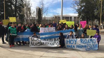 el cem 15 marcho para exigir por la apertura del edificio