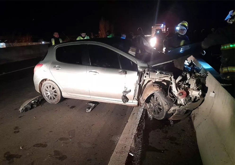Destruyó el auto contra el paredón de la Ruta 22