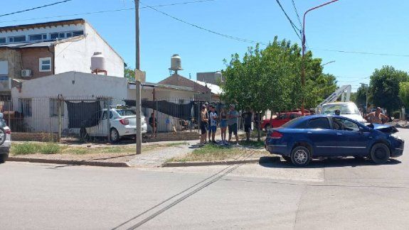 Chocaron y un taxi se metió a la casa de una familia