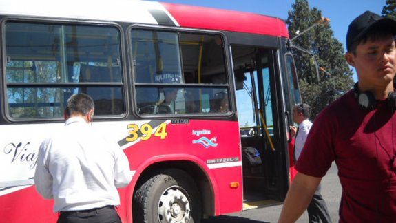 Vándalos atacaron un colectivo y dejaron una herida