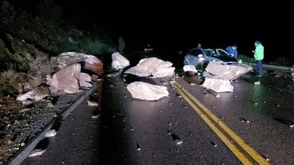 Un conductor salvó su vida de milagro al esquivar enormes piedras en la ruta de Siete Lagos