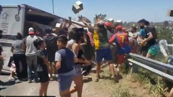 Video: volcó un camión con comida y lo saquearon en segundos