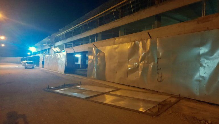 Un peligro: se voló una chapa de una obra en construcción