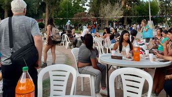 La cena navideña solidaria tuvo una gran convocatoria de personas que asistieron a celebrar. | LMCipolletti.com La cena navideña solidaria tuvo una gran convocatoria de personas que asistieron a celebrar.