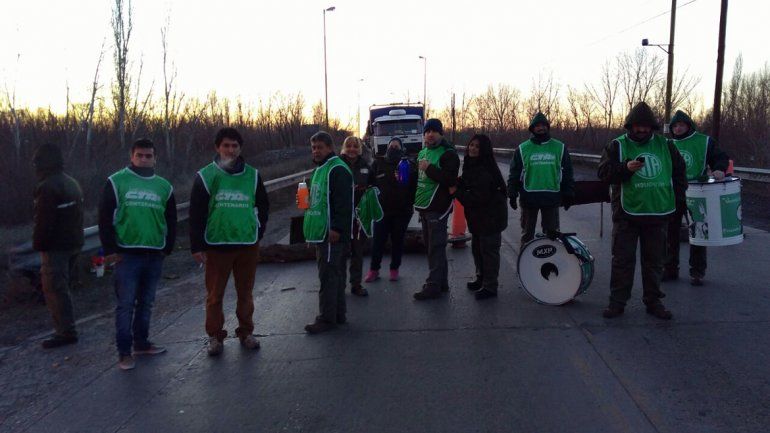 Los trabajadores de Cippa cortan hasta las 14 el puente Centenario-Cinco Saltos