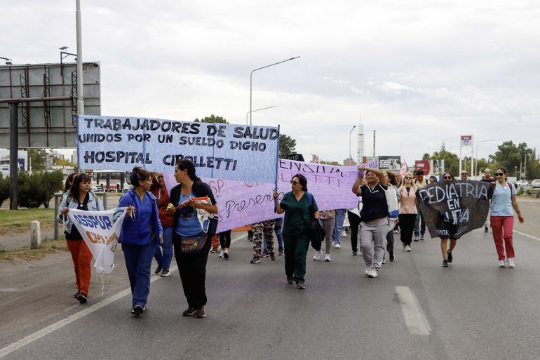 Los trabajadores de los hospitales públicos rionegrinos hace tiempo que vienen reclamando mejoras salariales y más presupuesto para la salud. Este jueves volverán a efectuar un paro y movilización por sus demandas.