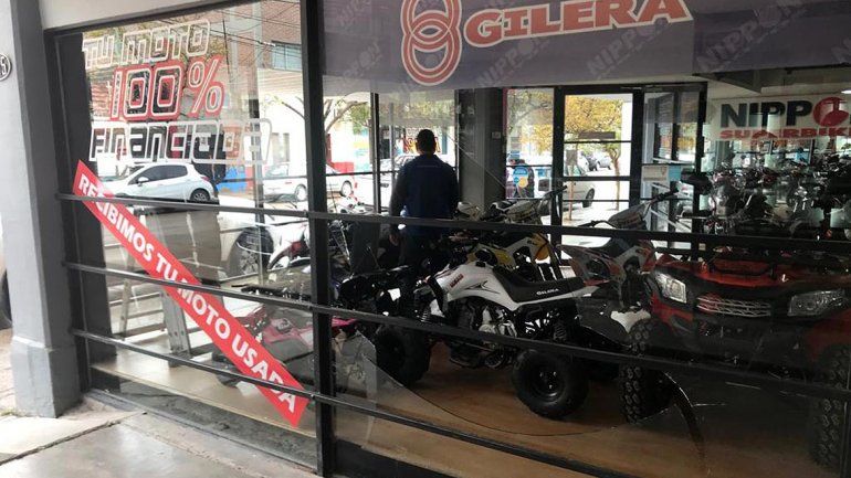 Rompieron la vidriera de Nippon Motos y se robaron una mini cross valuada en $60 mil