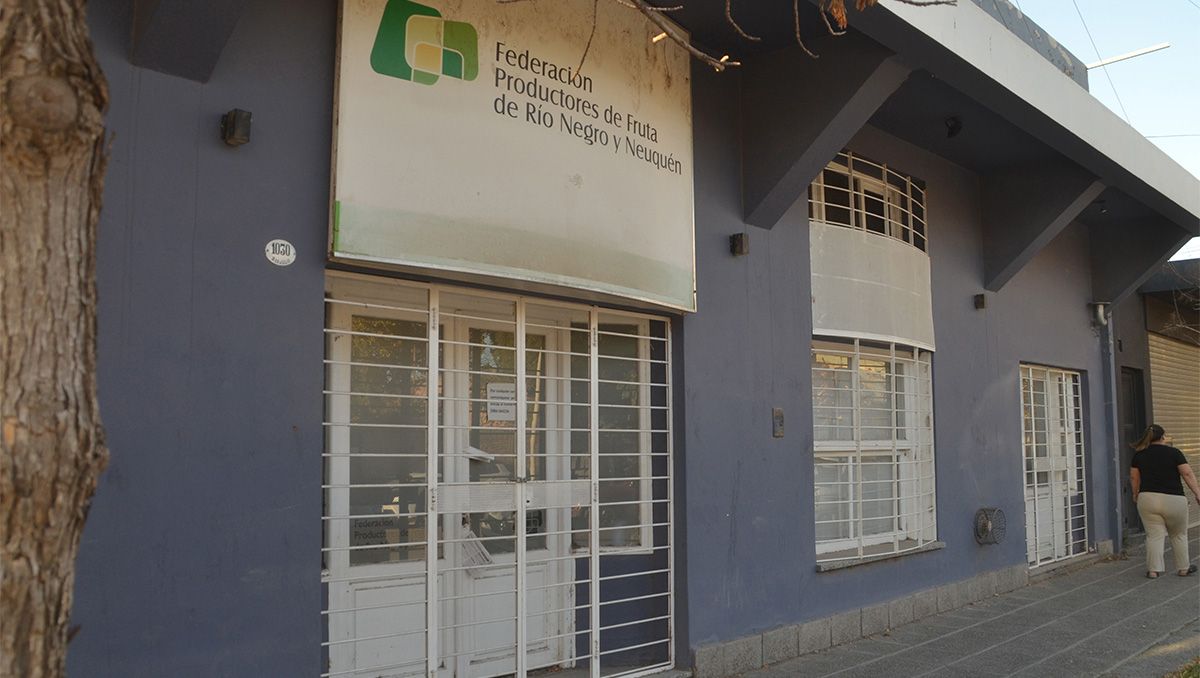 La Federación de Productores de Río Negro y Neuquén tiene un edificio propio en Cipolletti. En el pasado, actuó como su sede central, pero ahora el inmueble pareciera estar sumido en el abandono. Reclaman su pronta reapertura y utilización.
