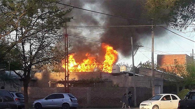 Un impresionante incendio destruyó por completo una vivienda en el barrio Don Bosco