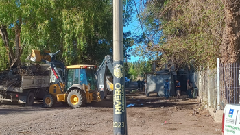 El aguantadero ubicado en ruta 22 y calle Maipú contaba con un tráiler en desuso y cúmulo de residuos. Todo fue retirado por el Municipio.