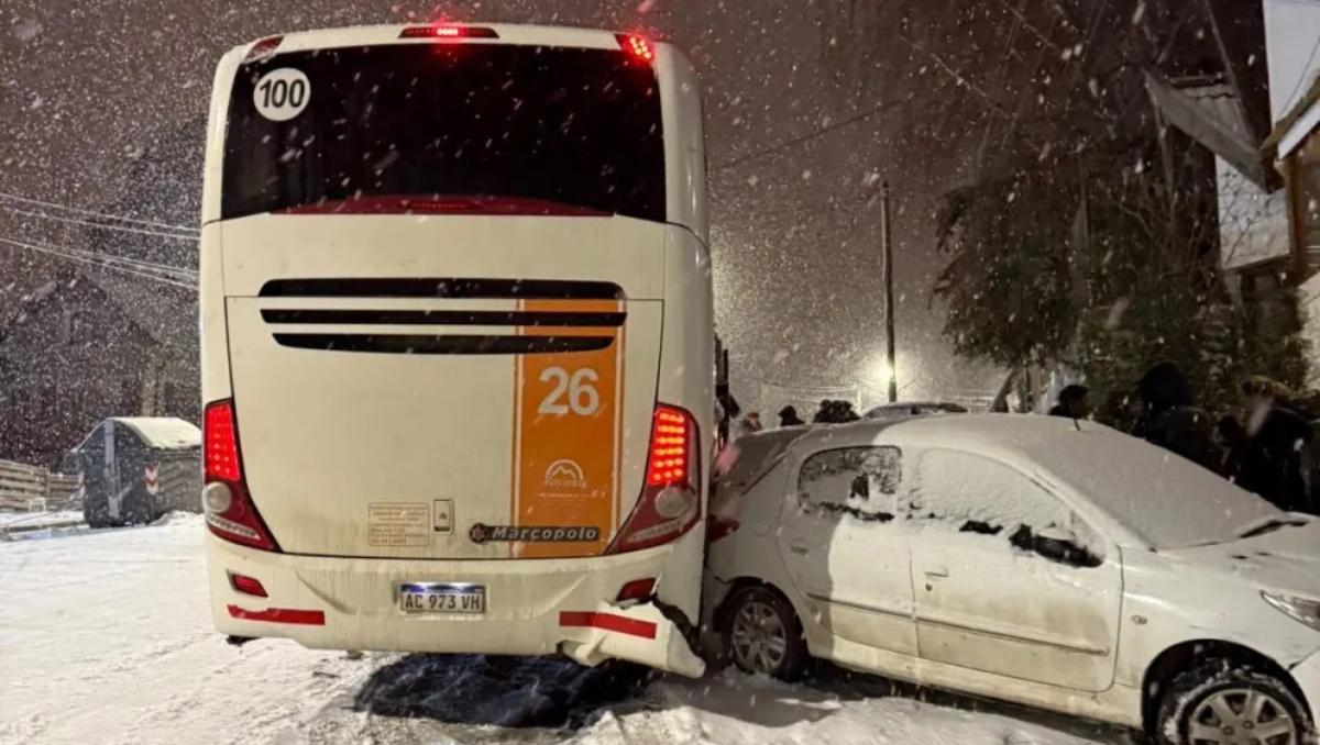 Un colectivo derrapó sobre la nieve en Bariloche, transportaba 48 estudiantes. La unidad terminó impactando a siete vehículos.