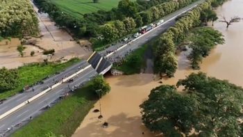 El derrumbe del puente generó un gran problema para el tránsito en la principal autopista del oeste de Venezuela.