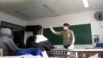 video: tensa pelea entre una docente k y un alumno en el aula