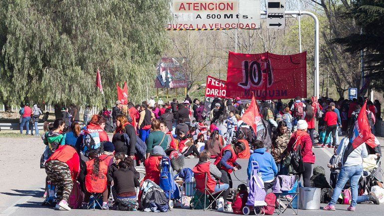 Los manifestantes mantuvieron cortada la Ruta 22 más de cuatro horas.