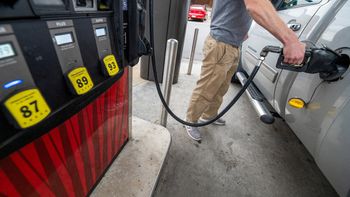 FOTO DE ARCHIVO. Un clientecarga gasolina en una estación de servicio en Plains, Pensilvania, EEUU. REUTERS/Aimee Dilger | LMCipolletti.com FOTO DE ARCHIVO. Un clientecarga gasolina en una estación de servicio en Plains, Pensilvania, EEUU. REUTERS/Aimee Dilger
