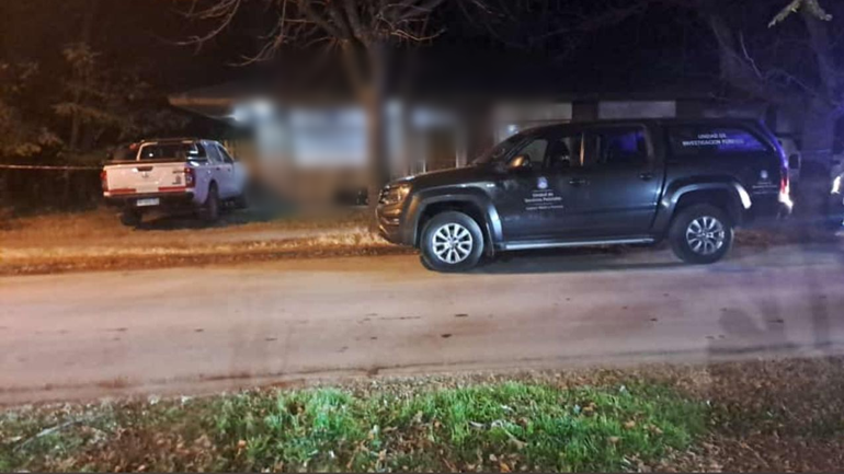 La Policía Científica realizaba un exhaustivo peritaje en la casa de Plottier