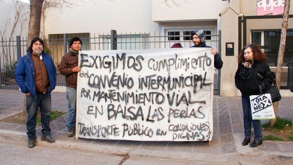 Vecinos de Las Perlas protestaron ayer frente al Municipio de Cipolletti.