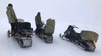 fundamental tarea con las motos de nieve para llegar a los pobladores 