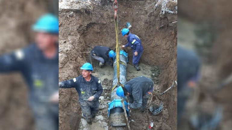 Ni el frío ni el agua detuvo a los obreros de Arsa que pusieron todo su esfuerzo para que Allen recupere el agua potable.