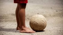 Una imagen simbólica e ilustrativa de lo que pasa con los chicos de la escuela de fútbol de la Isla Jordán.