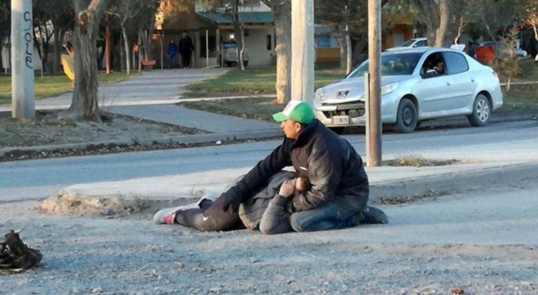 Tras el accidente, Jaquelina quedó tirada en la calle hasta que llegó la ambulancia.