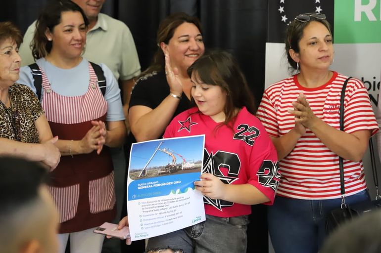 En Fernández Oro, la inversión supera los $509 millones para loteos de 74 familias. En Fernández Oro, la inversión supera los $509 millones para loteos de 74 familias.