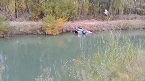 El Fiat Siena cayó a un canal de riego en Cinco Saltos y su conductor, un vecino de Cipolletti, resultó fallecido. | LMCipolletti.com El Fiat Siena cayó a un canal de riego en Cinco Saltos y su conductor, un vecino de Cipolletti, resultó fallecido.