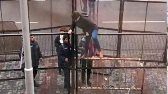 Una concejal neuquina tuvo que saltar la reja para entrar a la sesión
