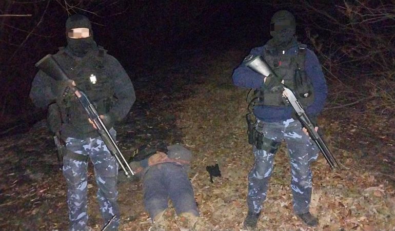 De película. La policía arrestó a los dos hampones a la orilla del río Negro.